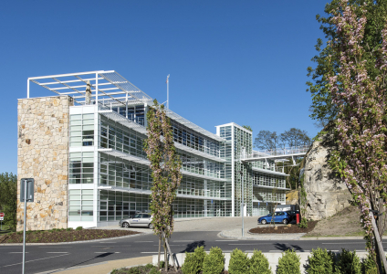 Zlatým středem kliniky se stala kamenná stěna přerušená skleněnou fasádou. V noci svým prosvětlením evokuje přesný chirurgický řez.