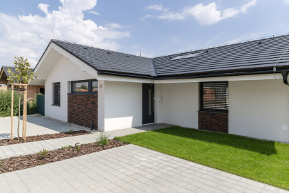 Vzorový dům moderní rezidenční čtvrti Lastovičky v Novej Dedinke