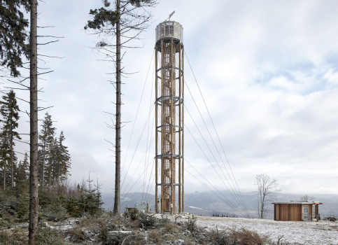 V areálu Kraličák na vrchu Štvanice mezi Hynčicemi a Stříbrnicemi stojí nová rozhledna z modřínové kulatiny