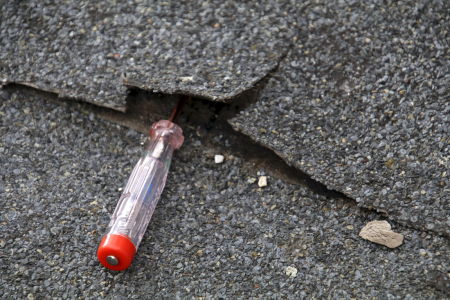 Obr. 3: Počáteční stadium delaminace, kdy se kontrolní jehlou hledají defekty při svařování nebo obdobné