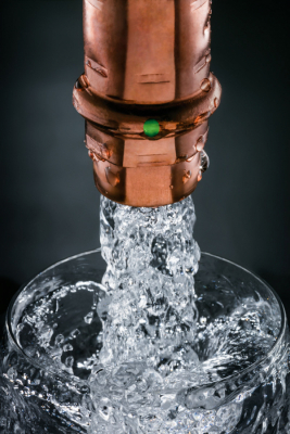 Měď je osvědčeným a vhodným materiálem pro rozvody pitné vody. Uvolňované stopové prvky mají pozitivní vliv na lidské zdraví. Je však potřeba zohlednit, kolik mědi v sobě již obsahuje samotná vedená pitná voda, nejlépe laboratorním testem.