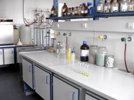 Dřevařský ústav, akreditovaná laboratoř. Norma ČSN EN ISO 12460-5 (490163) stanovuje extrakční metodu pro tuto zkoušku známou jako „perforátová metoda“. Používá se pro stanovení obsahu formaldehydu z povrchově neupravených desek na bázi dřeva.