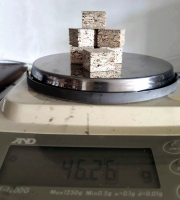 Vzorky dřevotřískových desek pro perforátovou zkoušku. Formaldehyd se extrahuje pomocí vroucího toluenu, zachytí se do destilované vody a vodný roztok se analyzuje spektrofotometrem.