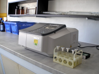 Spektrofotometr pro analýzu vlastností vzorku desky (koncentrace volně těkavých látek v roztoku) na základě pohlcování světla různých vlnových délek spektra