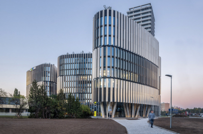 Pohled k hlavnímu vstupu – velkorysý krytý předprostor vznikl díky vyzdvižení pomocí svazků šikmých sloupů