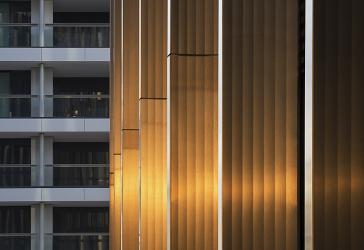 Předsazené stínicí lamely – tvar „ploutve“ určili designéři až po několika experimentech. Vyrobeny byly ze speciální slitiny hliníku.