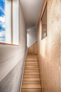 Hladký povrch podlah a nábytku v kontrastu s režným zdivem