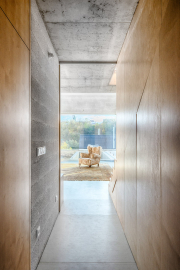 Stěžejní myšlenkou návrhu jsou průhledy domem