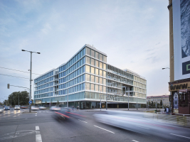 Výrazné vykonzolování objektu je reakcí na trasu horkovodu, který nesměl být dotčen spodní stavbou. Fasády doplňuje zavěšená ocelová konstrukce pochozích teras.