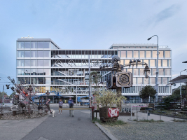 Budovu Visionary tvoří dvě hmoty propojené středovým šestipatrovým krčkem