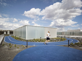 Běžecká dráha na střeše západní věže