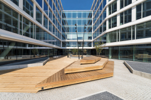 Jižní nádvoří: pražskou mozaiku doplňují pochozí dřevěné paluby, které slouží také pro sezení