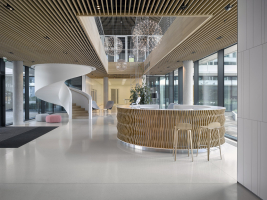 Interiér recepce zdobí monolitické točité schodiště