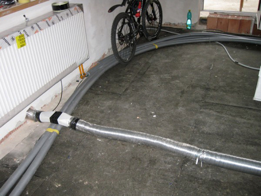 Obr. 2: Horizontální podlahový kanál pro dostatečný přívod vzduchu v těsných domech