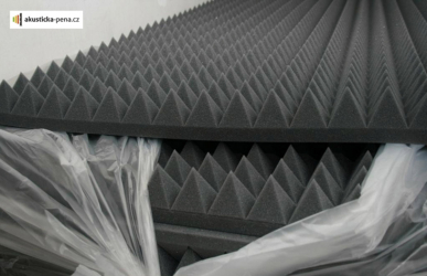 Akustická pěna v provedení jehlanů