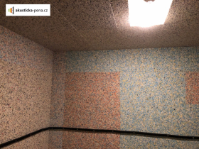 Různobarevnost lisovaných desek na realizaci v Brně