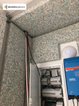 Odhlučnění technické skříňky vylepením lisovaných desek. Hluk se ze skříňky šířil ven, proto jsme vylepili vnitřek i dvířka. Můžete si všimnout vyřezaných míst, k čemuž jsme použili již zmíněný zalamovací nožík.