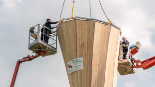 Obr. 10: Osazování stříšky