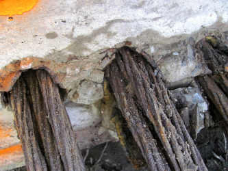 Obr. 3: Korozní stav předpínacích lan systému B v desce visutého pásu lávky, železobetonový prefabrikát poškozený pádem, nezainjektované kanálky