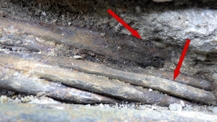 Obr. 5: Příklad výrazně odlišného korozního stavu předpínacích lan, uložených ve svazku těsně vedle sebe (sonda do mostovky shora)