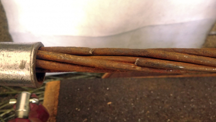 Obr. 8: Lano s relativně málo rozvinutou povrchovou korozí, po tahové zkoušce.