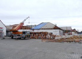 Obr. 6: Postupné snášení staré střechy a instalace nové