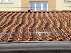 Obr. 7: Sokolov – deformace krytiny ukazuje na vybočení horních pásů, zlom v linii pak naznačuje lom v délkovém spoji