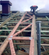 Obr. 12: Vkládání nových vazníků střešního zavětrování mezi horní pasy, jednotlivé části jsou zespodu propojeny, stejně tak horní pasy vazníků