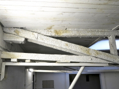 Obr. 16: Detailní pohled odhalí, že vazníky jsou sice pěkně natřené na bílo, ale pod tím poměrně dost ohořelé