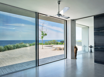 Úzký zajišťovací profil posuvné konstrukce ASS 77 PD.SI působí nenápadně a nijak nenarušuje výhled na moře