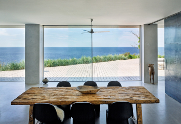 Nulový práh posuvného systému ASS 77 PD.SI vytváří hladký přechod mezi obývacími prostory a terasou