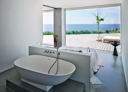 Dokonce i ložnice s vlastní vanou je otevřena do prostoru a nabízí výhledy do venkovní krajiny