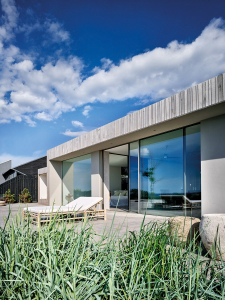 Klientka si přála eliminovat veškeré zahradnické práce, proto zvolila bezúdržbovou venkovní úpravu bez trávníků či keřů