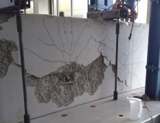 Obr. 3: Zkouška pevnosti v tahu; ocelová část stále drží, beton kolabuje