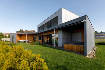 Rodinný dům v Borku u Českých Budějovic postavený za použití cihelného systému HELUZ a hliníkových systémů Schüco