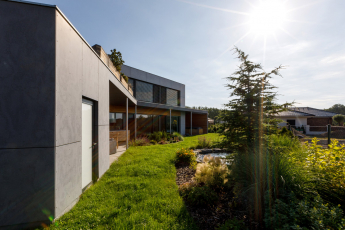 Rodinný dům v Borku u Českých Budějovic postavený za použití cihelného systému HELUZ a hliníkových systémů Schüco