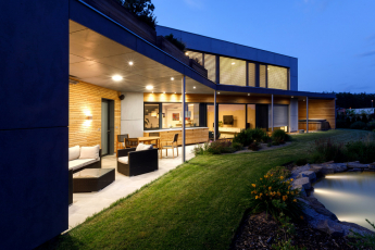 Rodinný dům v Borku u Českých Budějovic postavený za použití cihelného systému HELUZ a hliníkových systémů Schüco