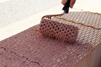 HELUZ SIDI, předem připravená silikátově-disperzní malta pro tenkovrstvé zdění