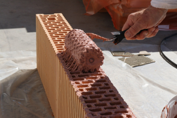 HELUZ SIDI, předem připravená silikátově-disperzní malta pro tenkovrstvé zdění