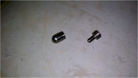 Obr. 3: Nástavce pro kroupové kladívko a výsledky dynamického testu na fólii již poničené kroupami