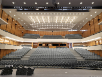 Hlediště je koncipováno ve formě stupňovitého amfiteátru