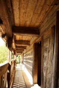 Obnova pavlače. Roubené stěny byly sanovány – odstranila se hliněná vymazávka mezi trámy, které byly ošetřeny. V místech, kde bylo dřevo napadeno dřevokazným hmyzem a houbami, se trámy nahradily novými.