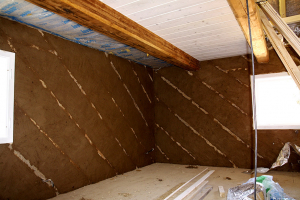 Realizace hliněných omítek: z interiéru bylo provedeno tepelné zaizolování hliněnou mazaninou se slámovou řezankou, nanášenou ve třech vrstvách. Poslední je opatřená vápennou bílou malbou. Izolace roubených konstrukcí se prováděla tak, aby se zachovala jejich plasticita. Roubené konstrukce oddělující pokoje jsou opatřeny zvukově izolační minerální vatou ve dvou vrstvách, s vrchní vrstvou hliněné omítky opatřenou bílou vápennou maltou.