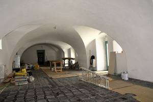 Prostor jídelny má stropy s křížovými klenbami. Nad nimi se nacházejí dřevěné nosníky, které přenášejí zatížení podlah ve 2. NP a jsou nosné pro pavlač.