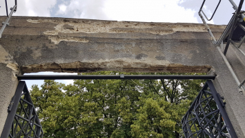 Obr. 3: Poškození portálu původní hlavní brány