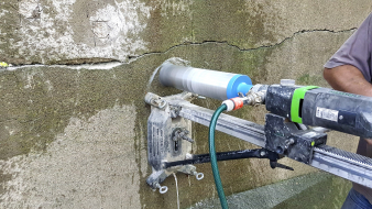 Obr. 6: Provádění jádrového vývrtu z původní konstrukce zdi