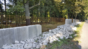 Obr. 7: Bourání nejvíce poškozených částí zdi