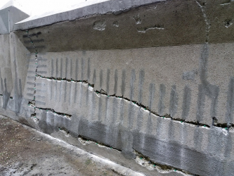 Obr. 13: Příprava trhliny pro injektáž, osazené pakry