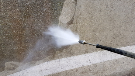 Obr. 14: Čištění povrchu konstrukce, tryskání povrchu před sanací