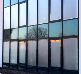 Obr. 9: Neprůhledný panel s venkovní oboustrannou Low-E sklovinou. Reálné Uskla < 0,2 W/m².K bez námrazy. Průhledné zasklení s běžnými Low-E skly a s námrazou Ug = 0,2 W/m².K